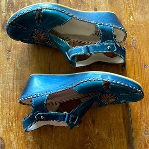 Pinole is Tee-strap wedges. Never been worn but no box